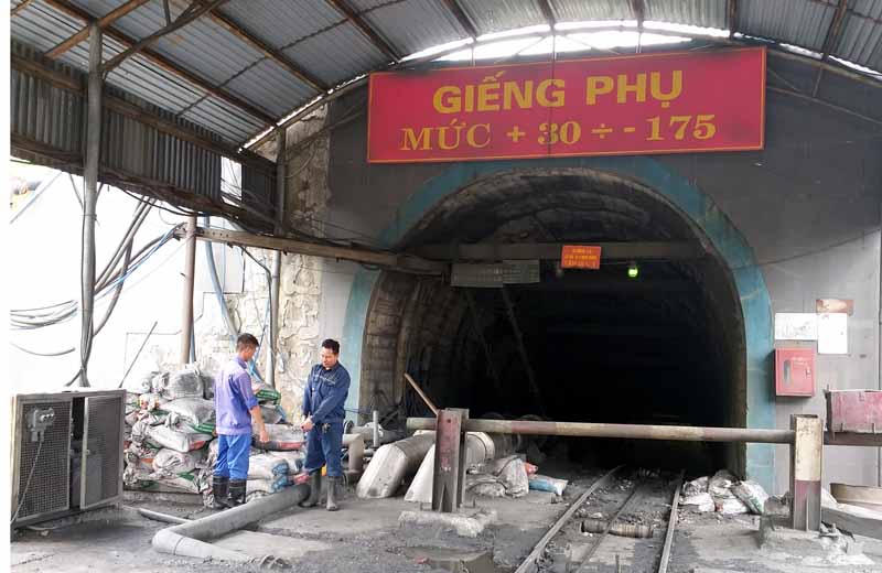 Công ty Than Quang Hanh chuẩn bị vật tư phòng, chống ngật lụt hệ thống đường lò chính trong mùa mưa năm 2020. 