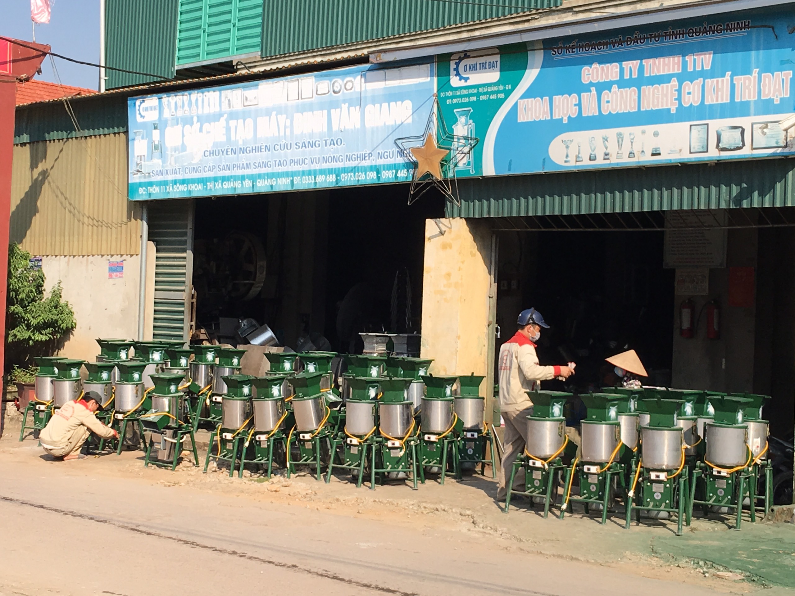 Cơ sở sản xuất chế tạo máy của anh Đinh Văn Giang tại xã Sông Khoai, thị xã Quảng Yên.