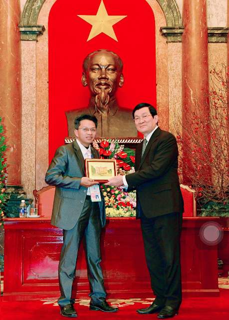 Nguyên Chủ tịch nước Trương Tấn Sang trao Kỷ niệm chương cho Doanh nhân tiêu biểu: Đinh Văn Giang