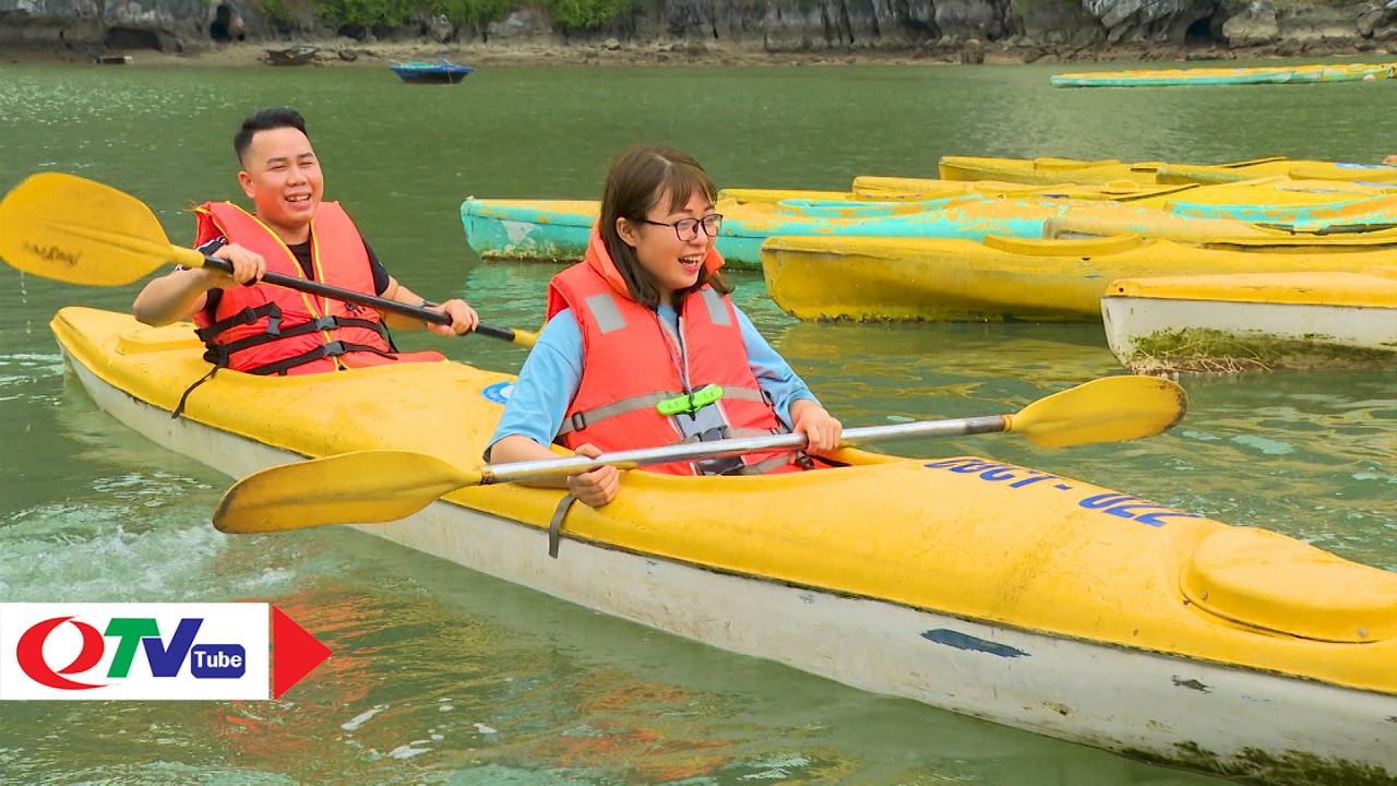 Trải nghiệm chèo thuyền kayak trên vịnh Hạ Long