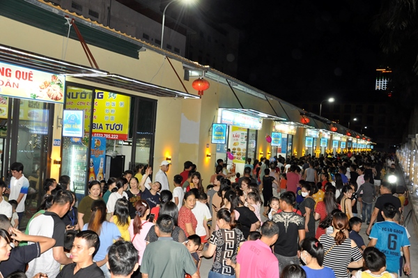 Đông đảo du khách tham quan cửa hàng tại lễ hội phố ẩm thực năm 2020.
