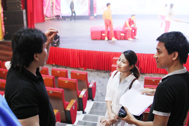 Nghệ sĩ nhân dân Tống Toàn Thắng, đạo diễn chương trình trao đổi với các bộ phận liên quan sau buổi tổng duyệt.