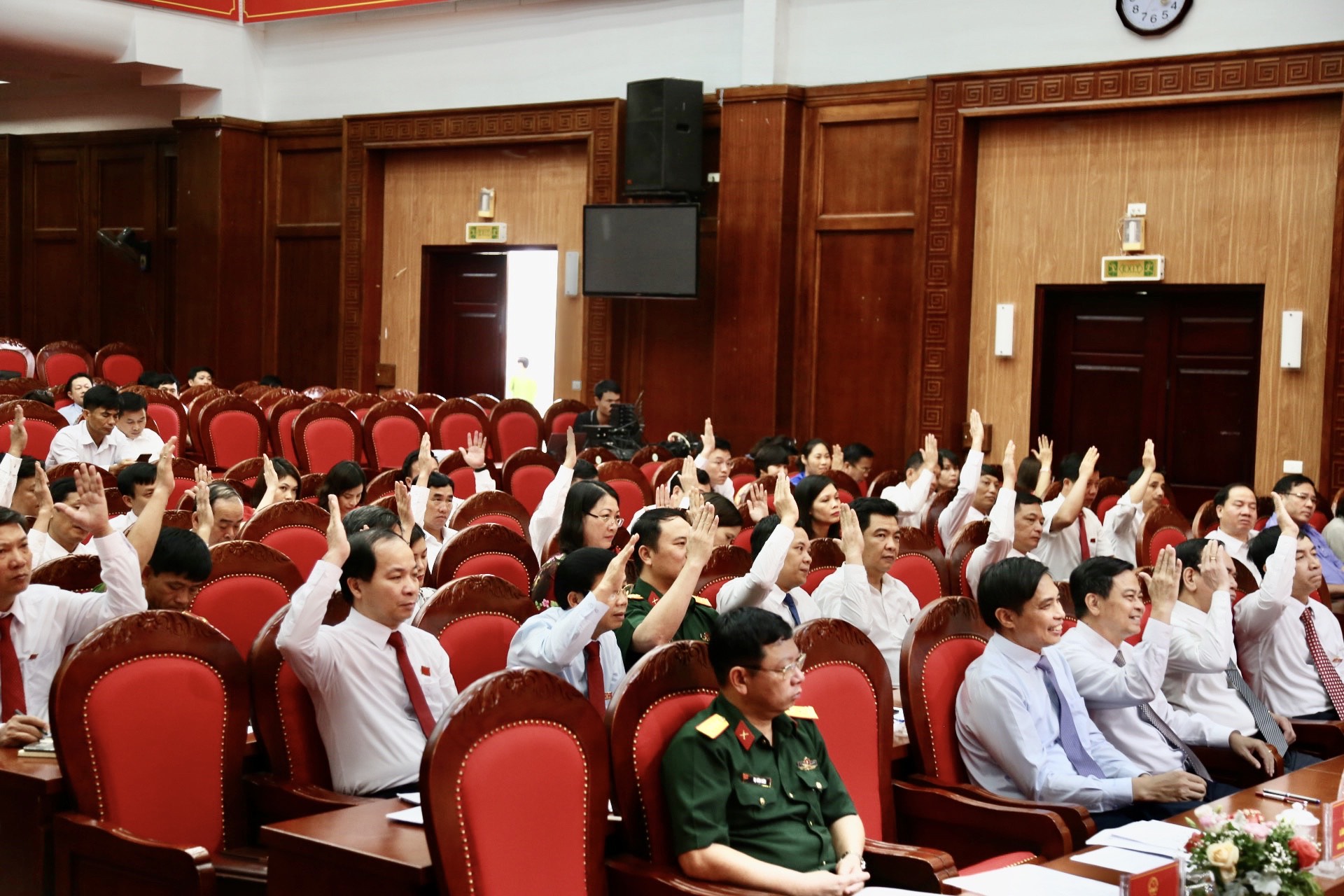 Các đại biểu HĐND biểu quyết thông qua các Nghị quyết tại kỳ họp