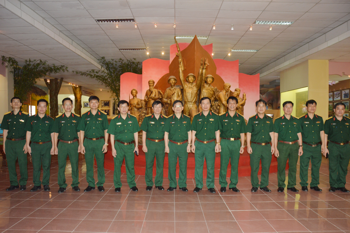 Đoàn khảo sát tìm hiểu tại Nhà truyền thống LLVT tỉnh Nam Định.
