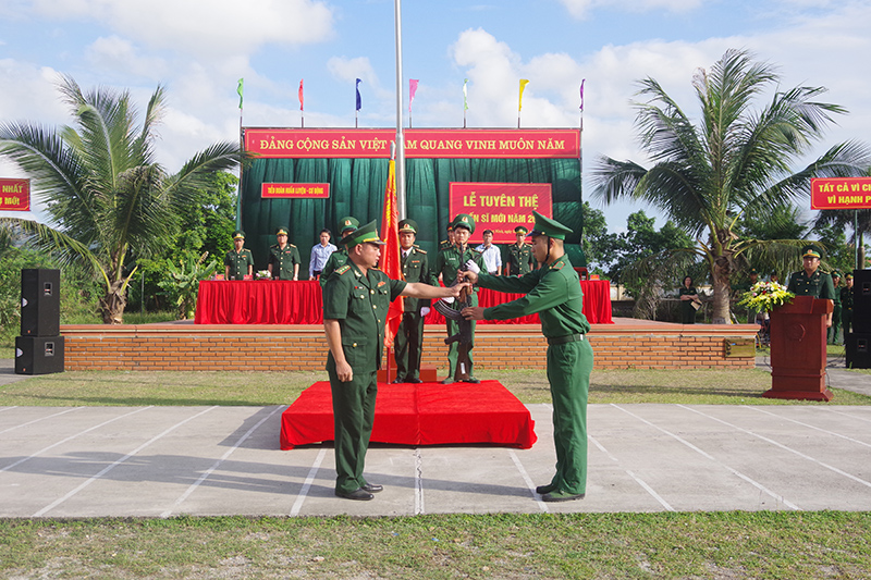 Thượng tá Chu Văn Lạc, Tiểu đoàn trưởng Tiểu đoàn Huấn luyện - Cơ động (BĐBP tỉnh) trao vũ khí cho chiến sĩ mới.