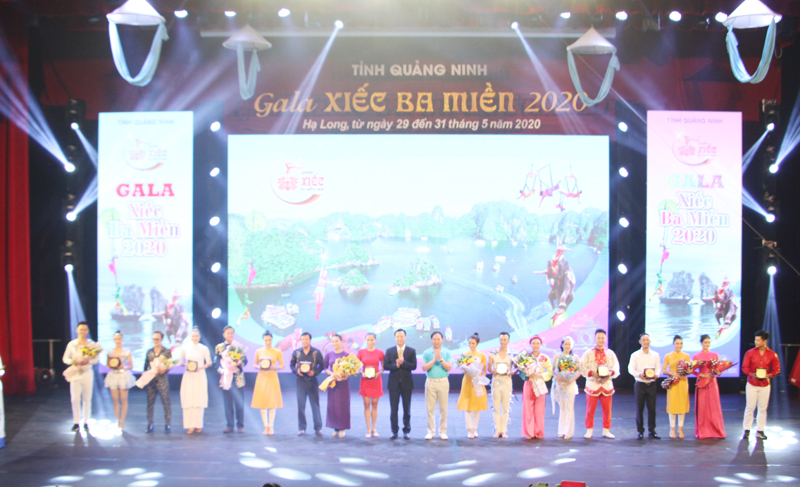 Đồng chí Đặng Huy Hậu, Phó Chủ tịch Thường trực UBND tỉnh và lãnh đạo Liên đoàn Xiếc Việt Nam, tặng hoa cảm ơn nghệ sĩ các đoàn đã tham gia chương trình.