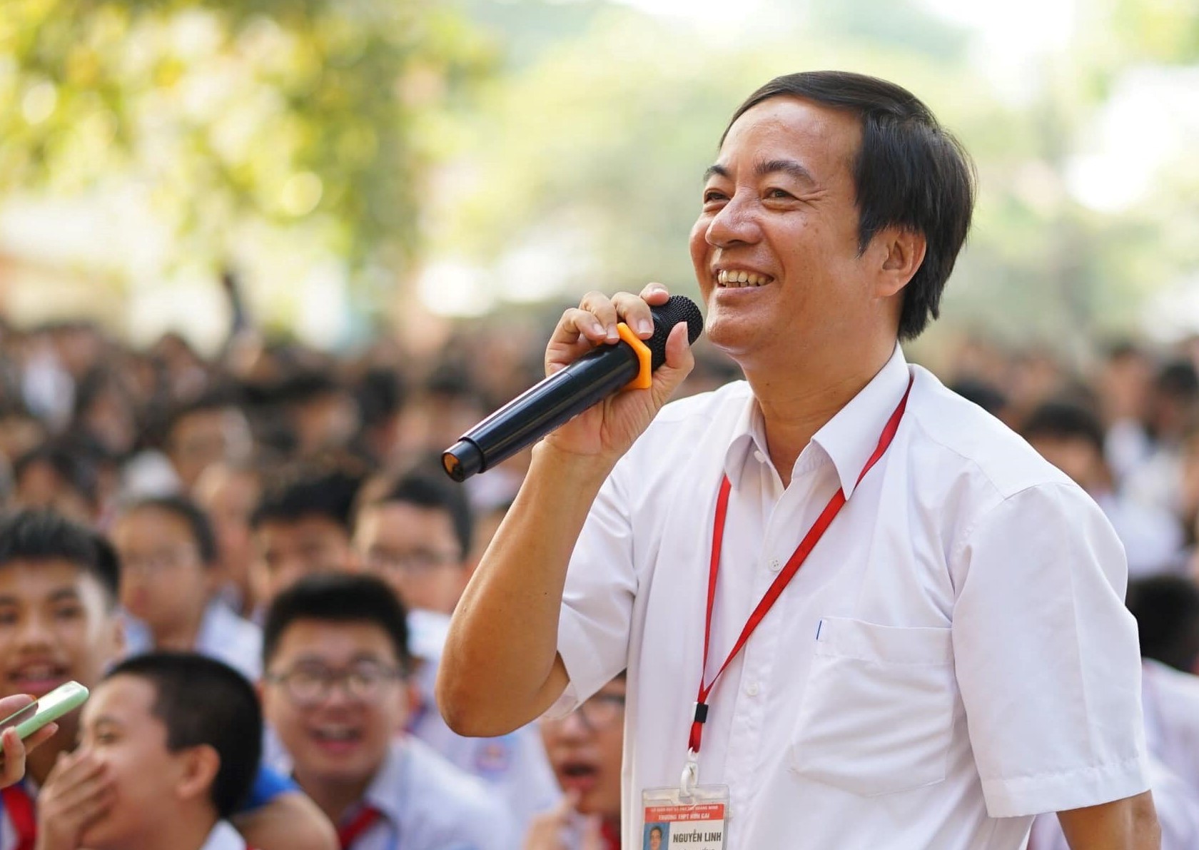 Thầy Nguyễn Linh trò chuyện cùng học sinh toàn trường trong chương trình ngoại khóa. 