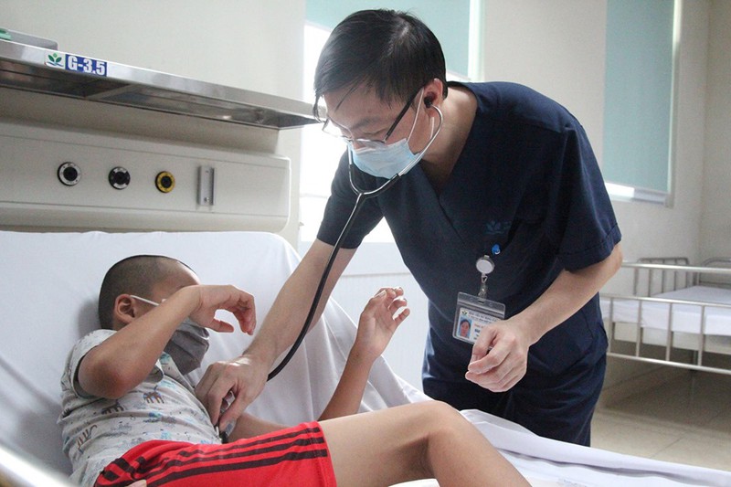Bé K. bị viêm não Nhật Bản đang được điều trị tại  Trung tâm Y học Lâm sàng Các bệnh nhiệt đới trẻ em, BV Nhi Trung ương. (Ảnh: HQ)