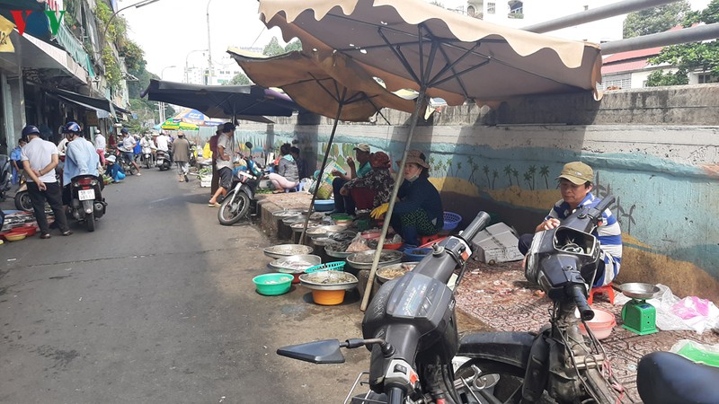 Nhiều người bán và người mua tại chợ Thị Nghè, quận Bình Thạnh lơ là không đeo khẩu trang phòng dịch. 