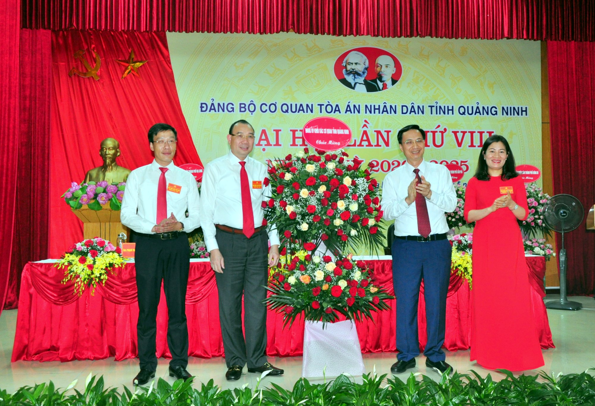 Đồng chí Nguyễn Mạnh Cường, Bí thư Đảng ủy Khối các cơ quan tỉnh, tặng hoa chúc mừng đại hội.