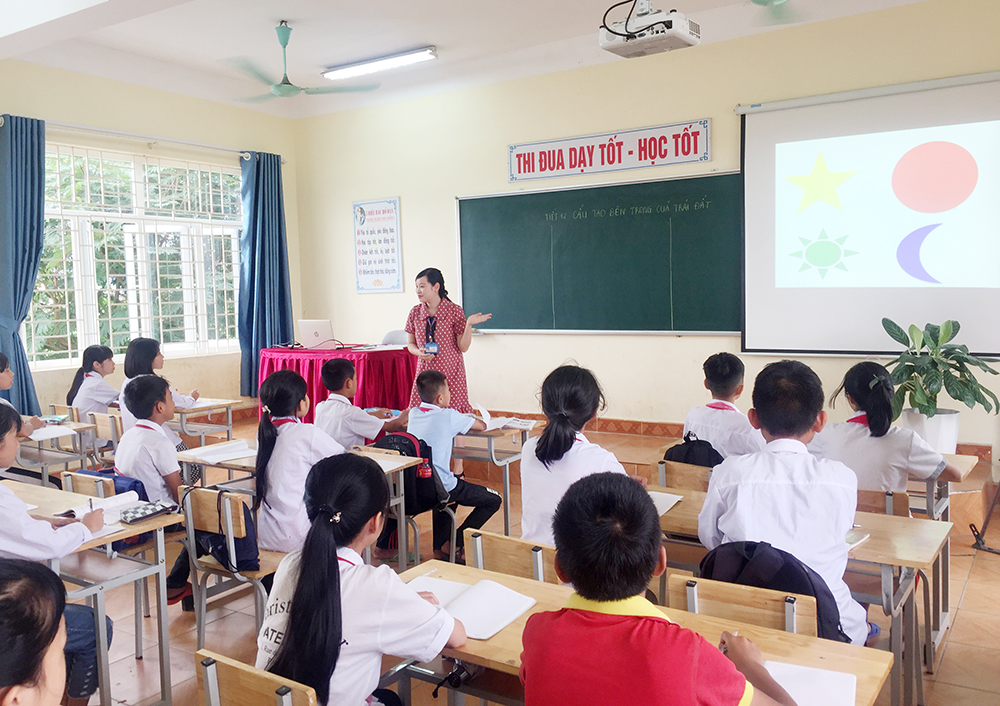 Cô giáo Vũ Thị Lý, Trường TH- THCS Điền Công, TP Uông Bí luôn sáng tạo trong các tiết dạy của mình.