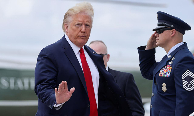 Tổng thống Mỹ Trump lên Air Force One, chuẩn bị rời thủ đô Washington đến Căn cứ quân sự Andrew, bang Maryland, hôm 27/5. Ảnh: Reuters.