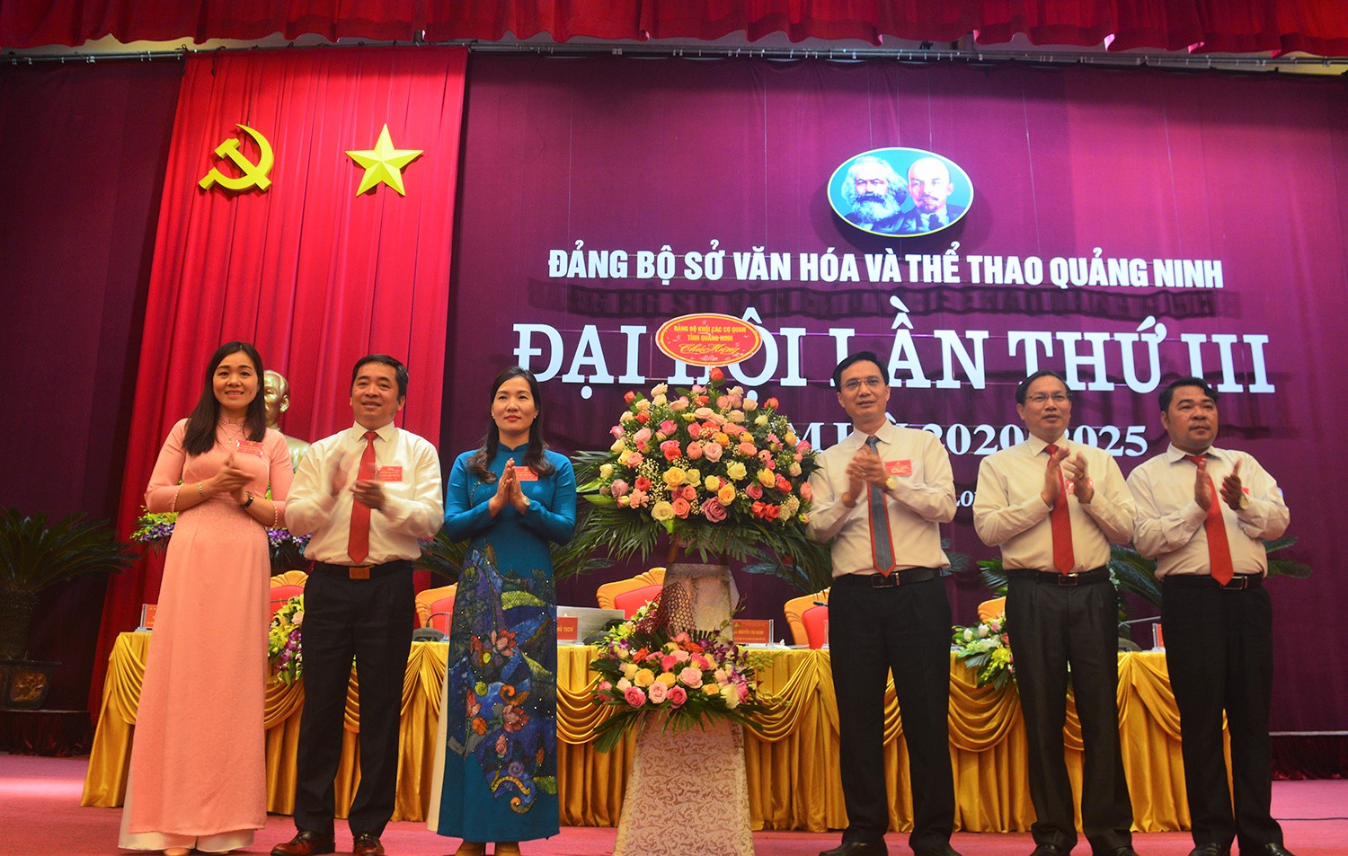 Đồng chí Nguyễn Mạnh Cường, Bí thư Đảng ủy khối các cơ quan tỉnh tặng hoa chúc mừng Đại hội.