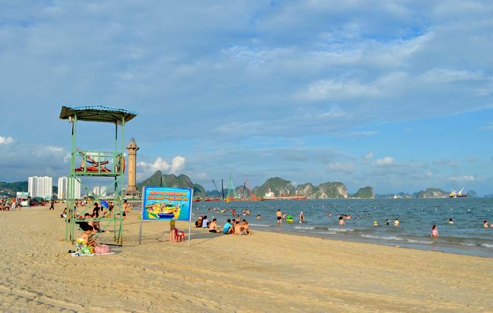 Người dân tắm biển tại Bãi tắm Công viên Đại Dương (Bãi Cháy, Hạ Long) vào chiều ngày 29/5/2020.
