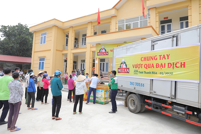 Những người dân nghèo ở Thanh Hóa đến nhận gạo dầu miễn phí từ 