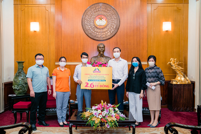 Ông Nguyễn Thịnh Phú - Tổng Giám đốc Công ty TNHH Wilmar Marketing CLV, đại diện Tập đoàn Wilmar CLV (trái) trao biểu trưng trị giá 2,6 tỷ đồng của hoạt động 