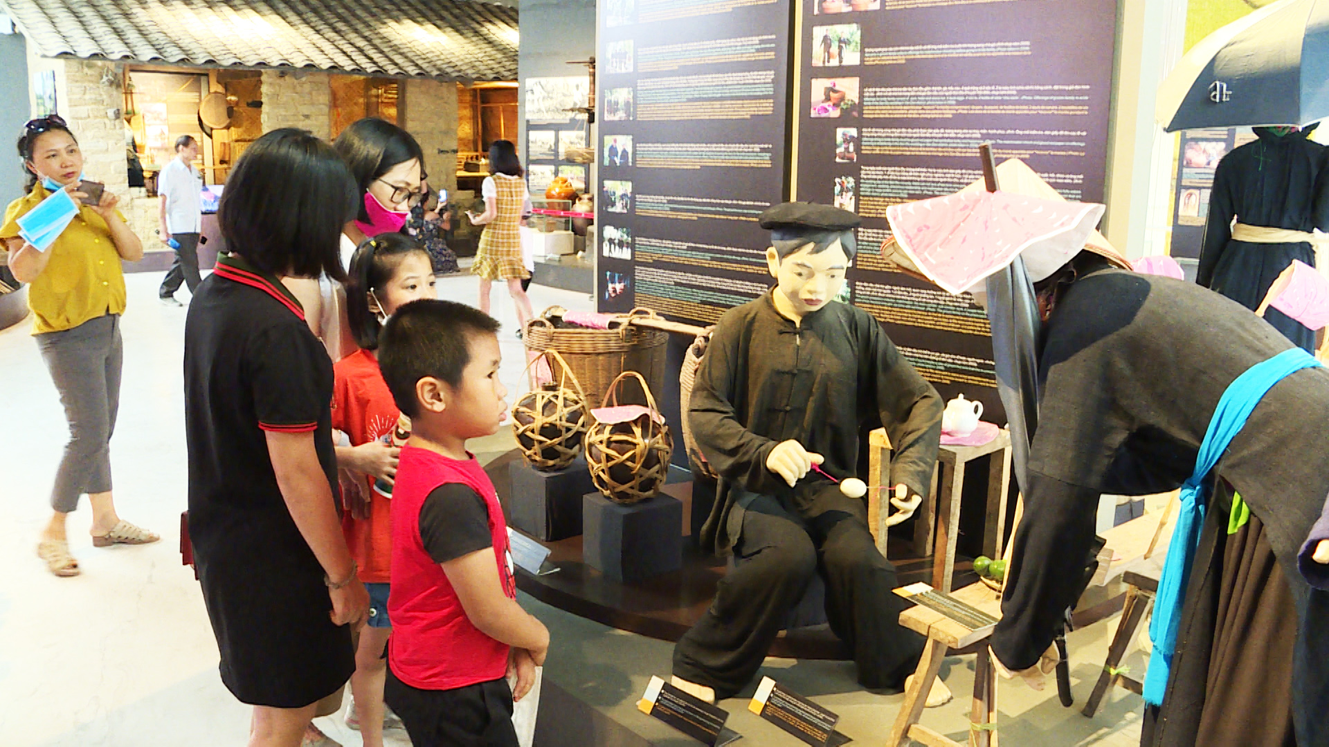 Nhiều du khách thích thú với những mô hình bên trong Bảo tàng.