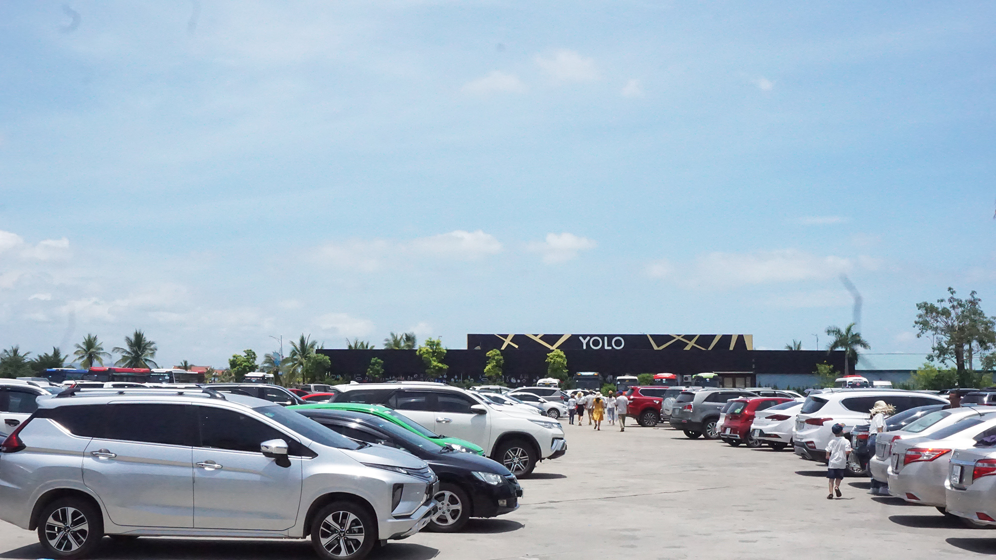 Bãi đỗ xe tại Cảng tàu khách Quốc tế Tuần Châu chật cứng xe đỗ vào dịp cuối tuần.