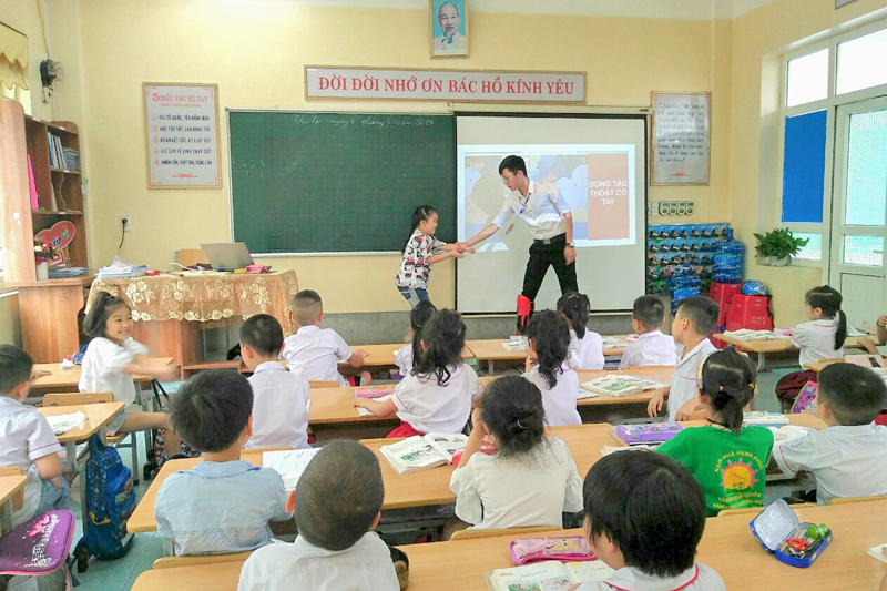 Học sinh trường Tiểu học Quang Trung (TP Hạ Long) tham gia tiết học kỹ năng sống về xử lý tình huống bị bắt cóc.
