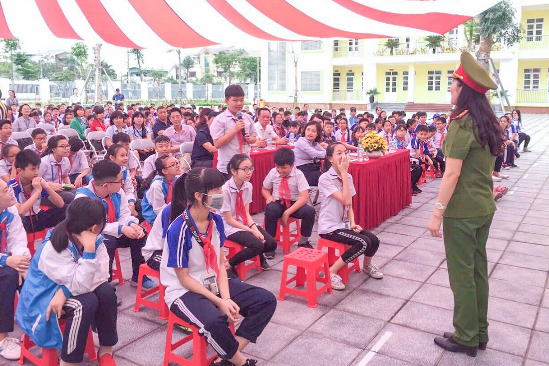 Học sinh Trường THCS Chu Văn An (TP Cẩm Phả) tham dự buổi tuyên truyền phòng, chống bạo lực học đường với sự tư vấn của cán bộ Công an thành phố.