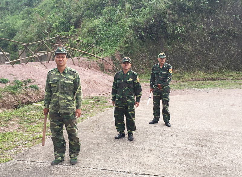 Thu Uyên Thiếu tá Nguyễn Đắc Đạt (hàng đầu) cùng đồng đội tuần tra trên đường biên giới.