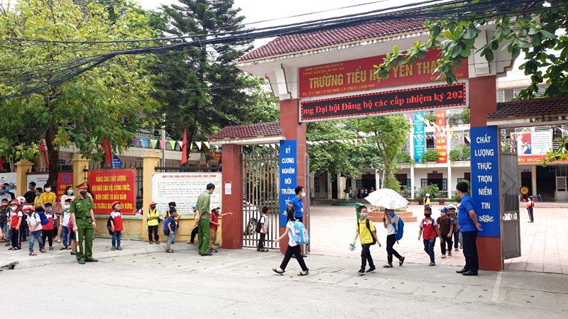 Giờ tan học tại Trường Tiểu học Yên Thanh (TP Uông Bí).