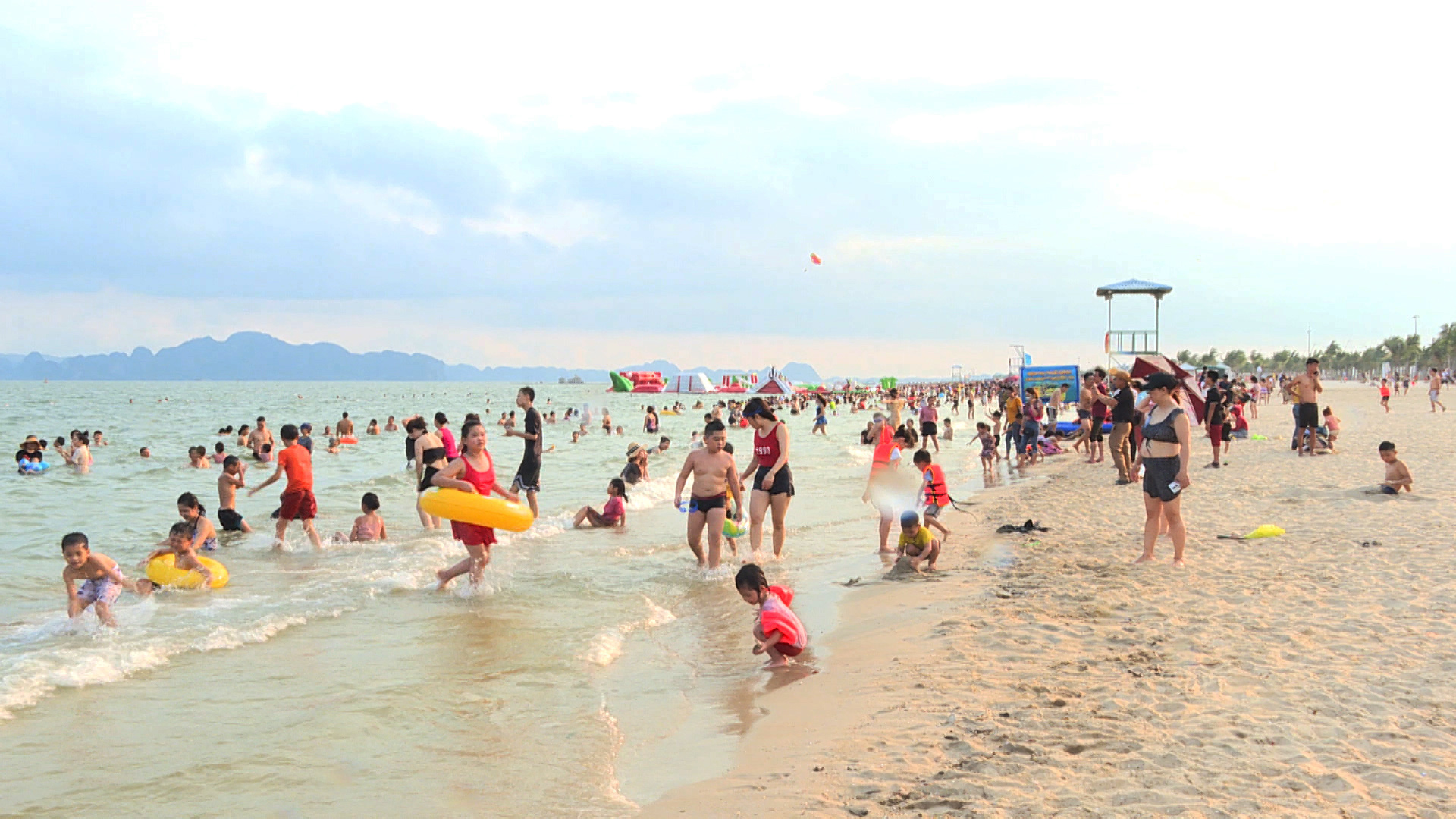Bãi tắm Hạ Long thu hút nhiều du khách tới vui chơi, tắm biển.