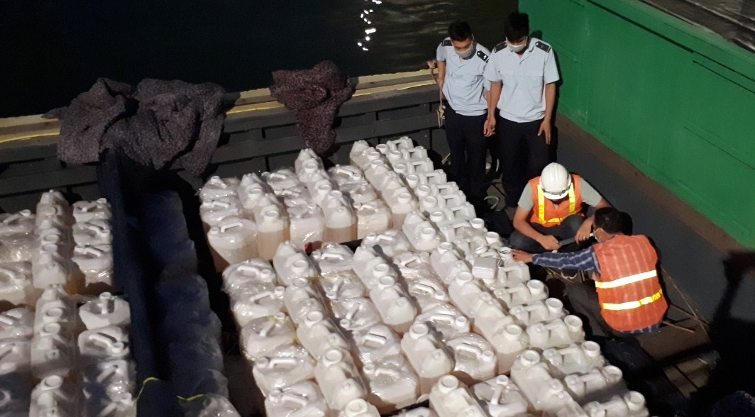 Đội Kiểm soát hải quan số 2 (Cục Hải quan tỉnh) bắt giữ phương tiện vận chuyển 6.090 lít xăng A95 không có giấy tờ hợp lệ, ngày 6/5/2020. Ảnh: Tuấn Hương (CTV)