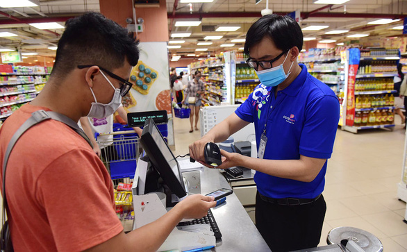 Khách hàng thanh toán bằng ứng dụng Momo tại siêu thị Co.opMart - Ảnh: QUANG ĐỊNH