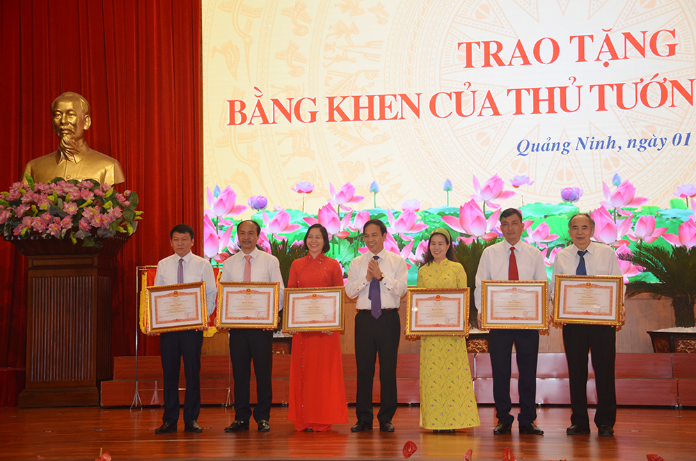 Đồng chí Đặng Huy Hậu, Phó Chủ tịch Thường trực UBND tỉnh, tặng bằng khen của Thủ tướng chính phủ cho các tập thể, cá nhân đạt thành tích xuất sắc.