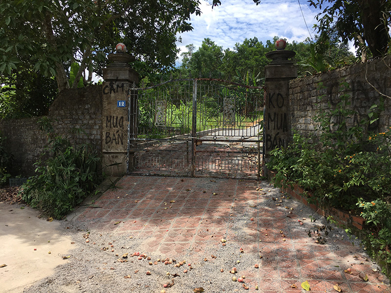 Do bà Huệ tự ý xây dựng kiên cố lối đi tạm, nên chủ sử dụng đất mới đã đóng cổng không cho đi qua lối trên.