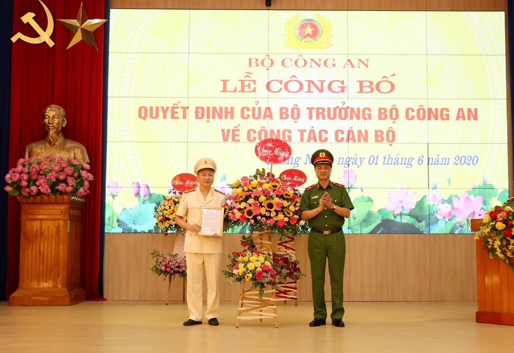Thứ trưởng Bộ Công an Nguyễn Duy Ngọc trao Quyết định điều động và bổ nhiệm chức vụ Giám đốc Công an tỉnh Quảng Ninh cho Đại tá Nguyễn Ngọc Lâm.