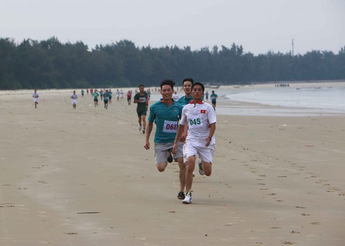 giải thể thao marathon bãi biển với chủ đề “Vì một Cô Tô xanh hãy nói không với túi nilon”.