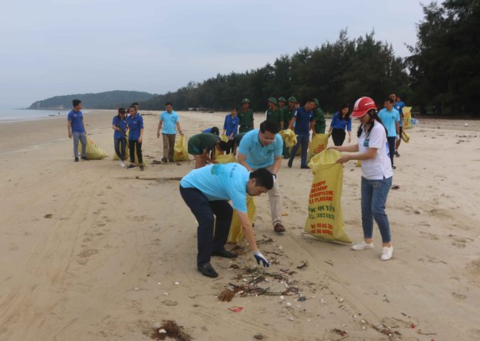 Lãnh đạo Sở Du lịch, lãnh đạo huyện và toàn thể vận động viên tham gia dọn rác tại bãi biển.