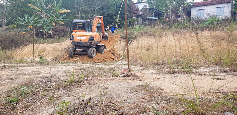Tháng 12/2019, UBND phường Hoành Bồ đã hỗ trợ máy xúc để mở lối đi tạm cho gia đình bà Huệ.