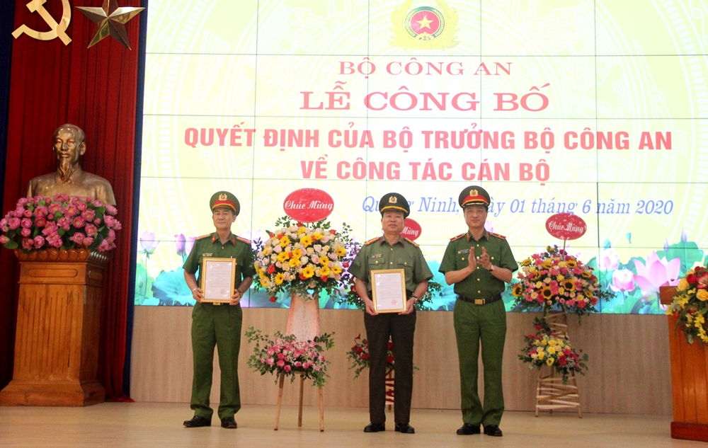 Thiếu tướng Nguyễn Duy Ngọc trao Quyết định nghỉ chờ chế độ hưu trí cho hai đồng chí Phó Giám đốc Công an tỉnh là Đại tá Vũ Minh Tuấn và Đại tá Phạm Công Long.