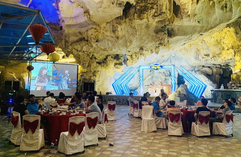 Du khách tổ chức các hoạt động tại khu du lịch hang động Vũng Đục.
