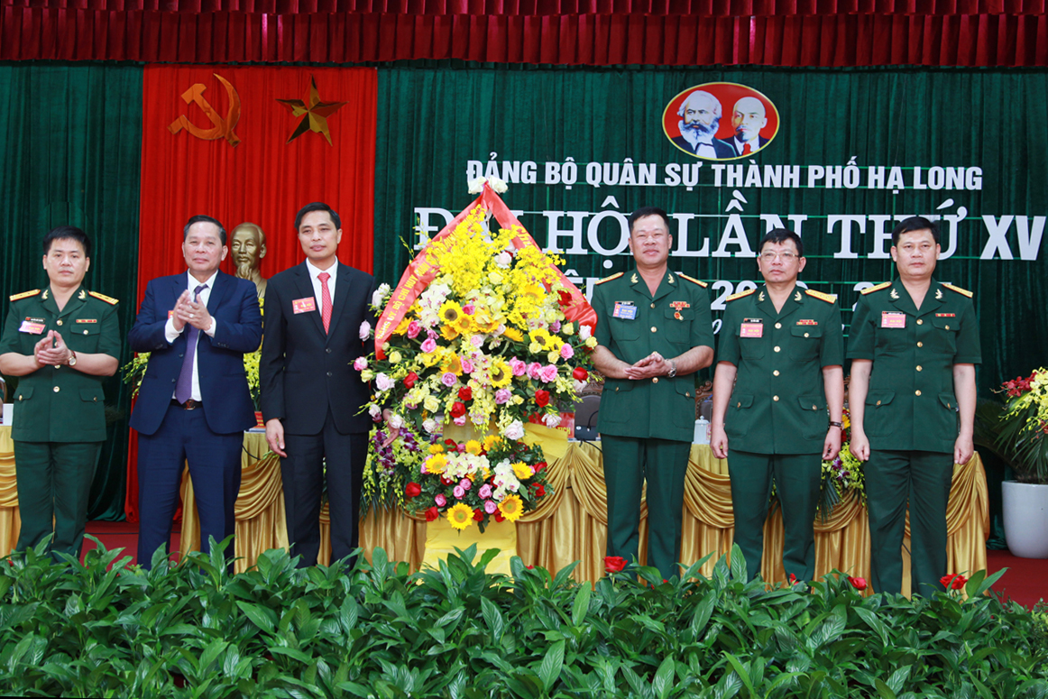 Đại tá Lê Văn Long, Ủy viên BTV Tỉnh ủy, Phó Bí thư Đảng ủy Quân sự, Chỉ huy trưởng Bộ CHQS tỉnh (thứ ba, phải sang), chúc mừng Đại hội Đảng bộ Quân sự TP Hạ Long.
