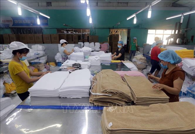 Sau giãn cách xã hội phòng chống dịch COVID-19, Công ty Cổ phần Dệt may Sơn Nam (Nam Định) đã tập trung sản xuất khăn các loại xuất khẩu sang thị trường Nhật Bản. Ảnh: Trần Việt/TTXVN.