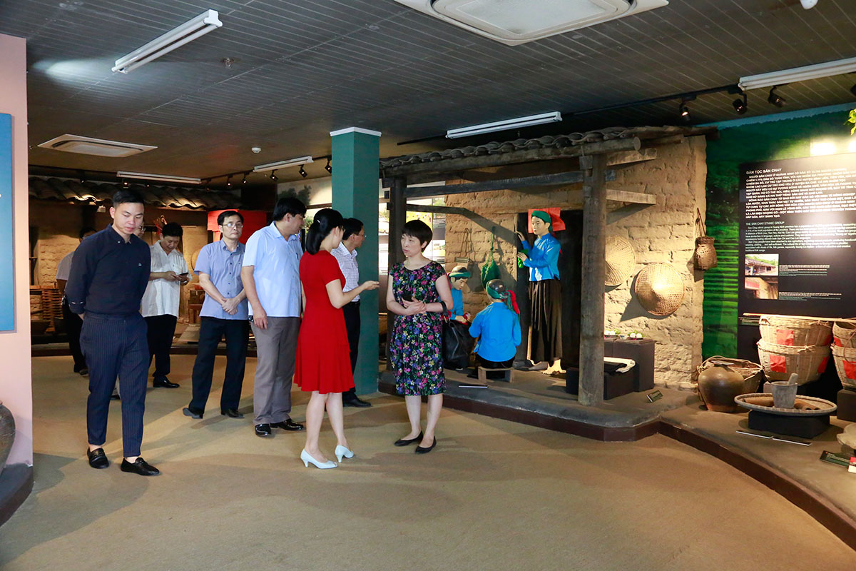  Du khách vào tham quan trưng bày tại Trung tâm Văn hóa, Thể thao Vùng Đông Bắc tại huyện Tiên Yên.
