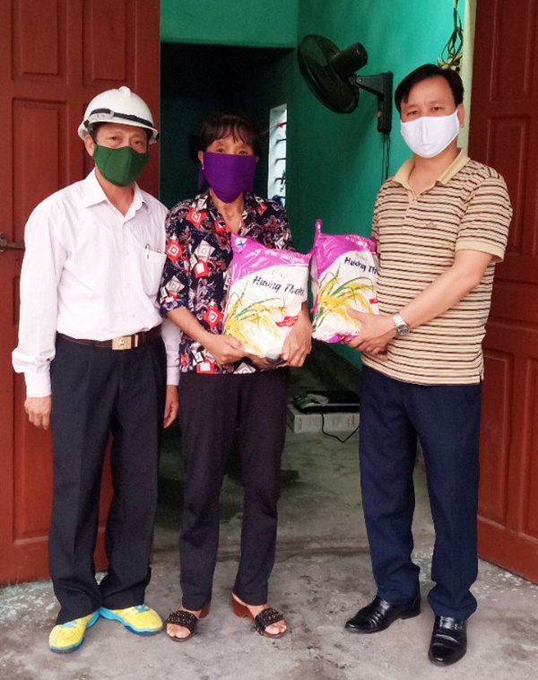 TP Uông Bí hỗ trợ hộ nhu yếu phẩm trong thời gian giãn cách xã hội cho hộ khó khăn Vũ Thị Liên, phường Quang Trung