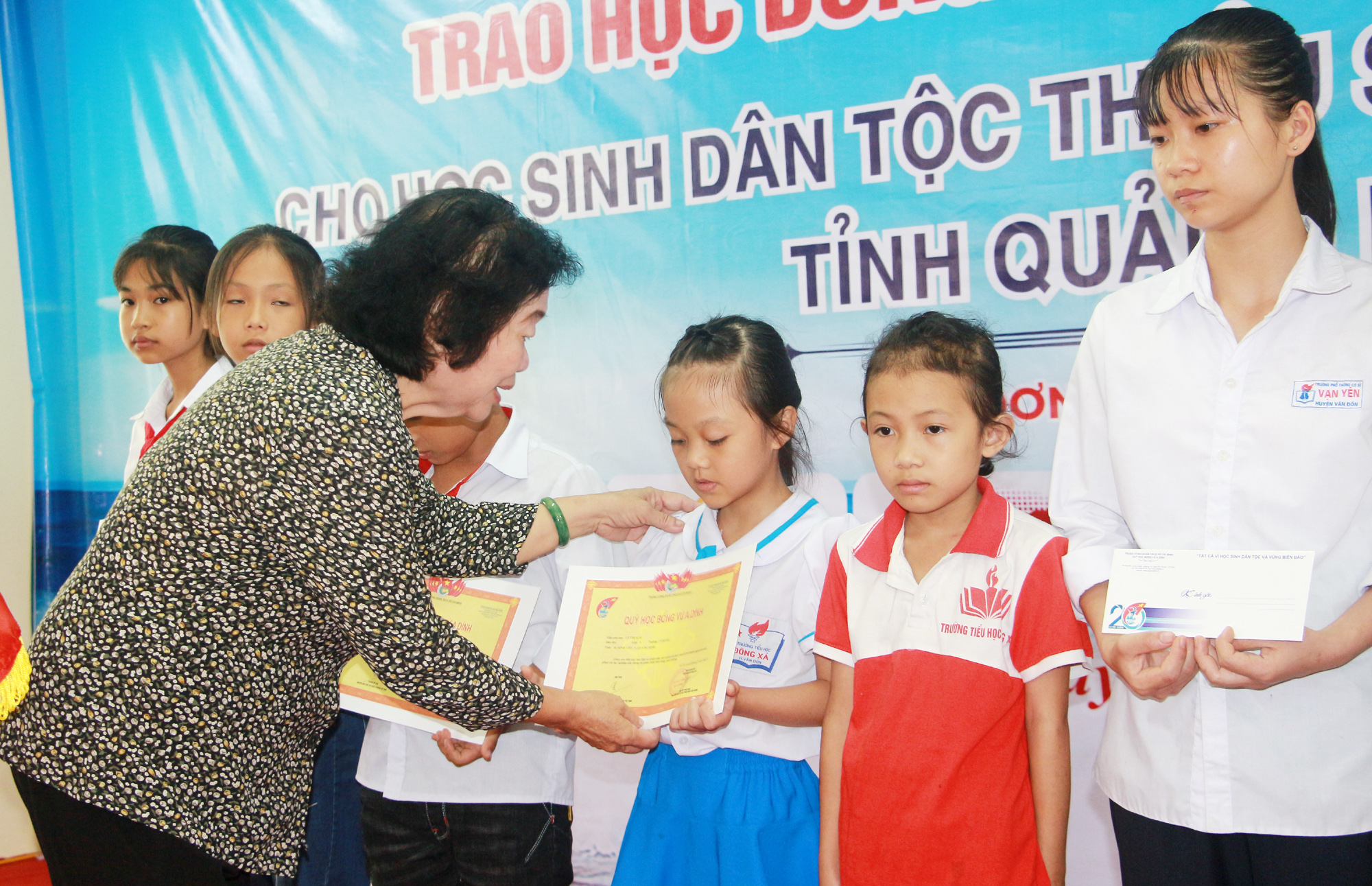 Nguyên Chủ tịch nước Trương Mỹ Hoa trao học bổng cho học sinh huyện Vân Đồn.