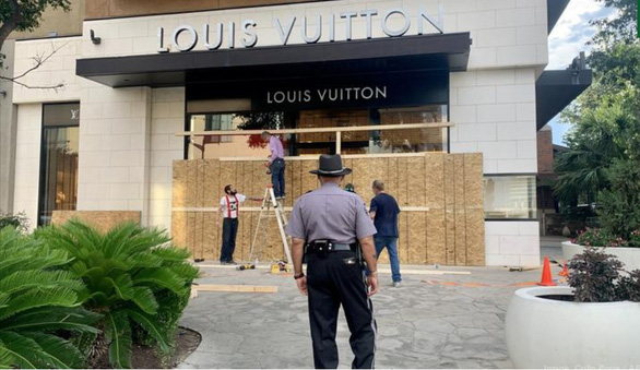 Cửa hàng Louis Vuitton tại Austin phải dựng ván để ngăn ngừa các vụ hôi của, phá hoại - Ảnh: ABJ