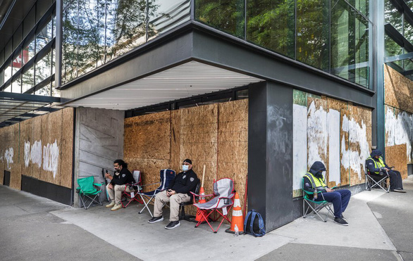 Một cửa hàng Nike ở Seattle phải dựng ván trước các cửa kính để hạn chế thiệt hại từ các vụ bạo loạn, hôi của và phá hoại - Ảnh: Seattle Times