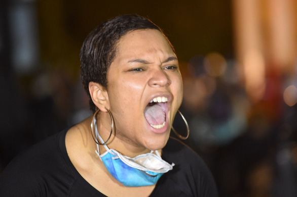 Một người biểu tình la hét giận dữ gần Nhà Trắng đêm 31-5, giờ địa phương - Ảnh: AFP