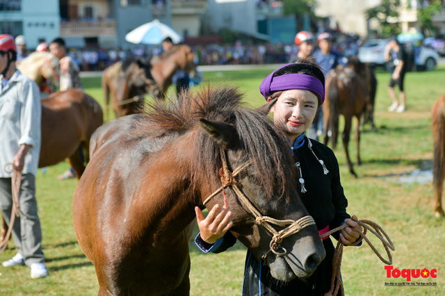 Điểm nhấn của giải đua ngựa năm nay là lần đầu tiên có “kỵ sĩ” nữ tham gia. Sự góp mặt của cô gái Hoàng Thị Tuyệt - người dân tộc Tày ở thôn Tả Hồ, xã Tà Chải (Bắc Hà) đã làm cho không khí giải đua thêm phần sôi động.