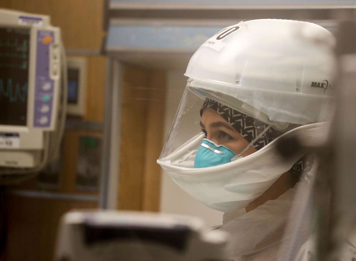 Bác sĩ tại Bệnh viện Common Sprite đặt nội khí quản cho một bệnh nhân Covid-19, ở Los Angeles, California, Mỹ. (Nguồn: Reuters)