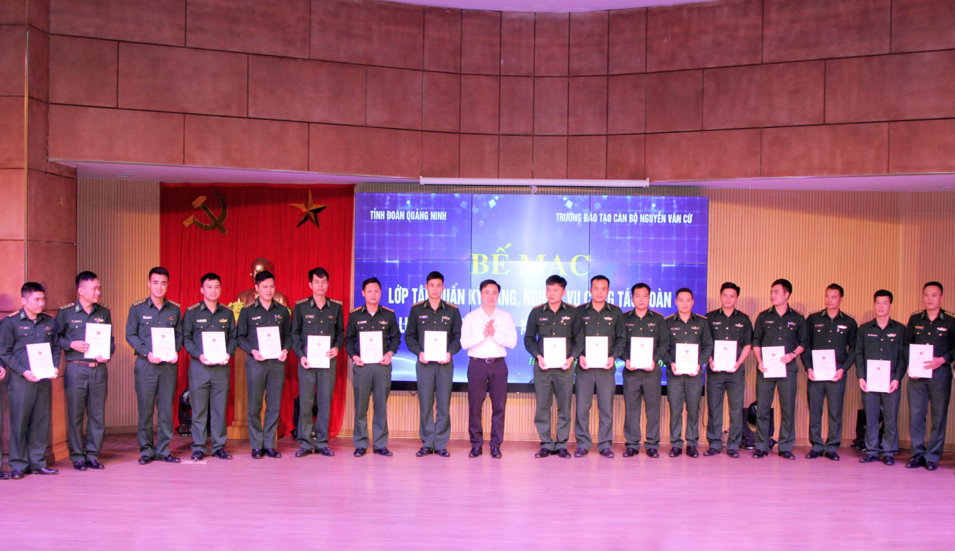 Đồng chí Hoàng Văn Hải, Phó Bí thư Thường trực Tỉnh Đoàn trao chứng nhận hoàn thành chương trình bồi dưỡng kỹ năng, nghiệp vụ Đoàn cho các học viên cho khối Lực lượng vũ trang và khối doanh nghiệp năm 2019.