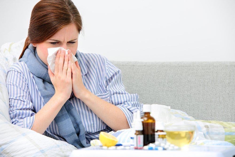 Dấu hiệu tương tự, nhưng cúm mùa nguy hiểm hơn cảm lạnh, có thể gây biến chứng viêm phổi, suy hô hấp, thậm chí tử vong (ảnh minh hoạ)