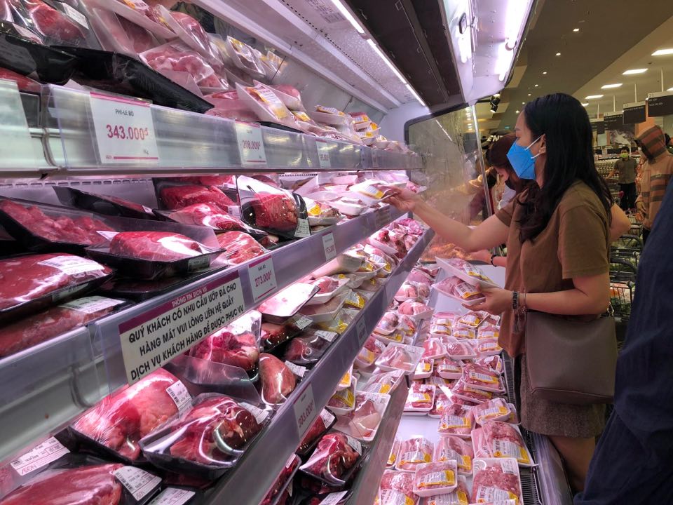 Người dân mua hàng tại siêu thị AEON Long Biên.